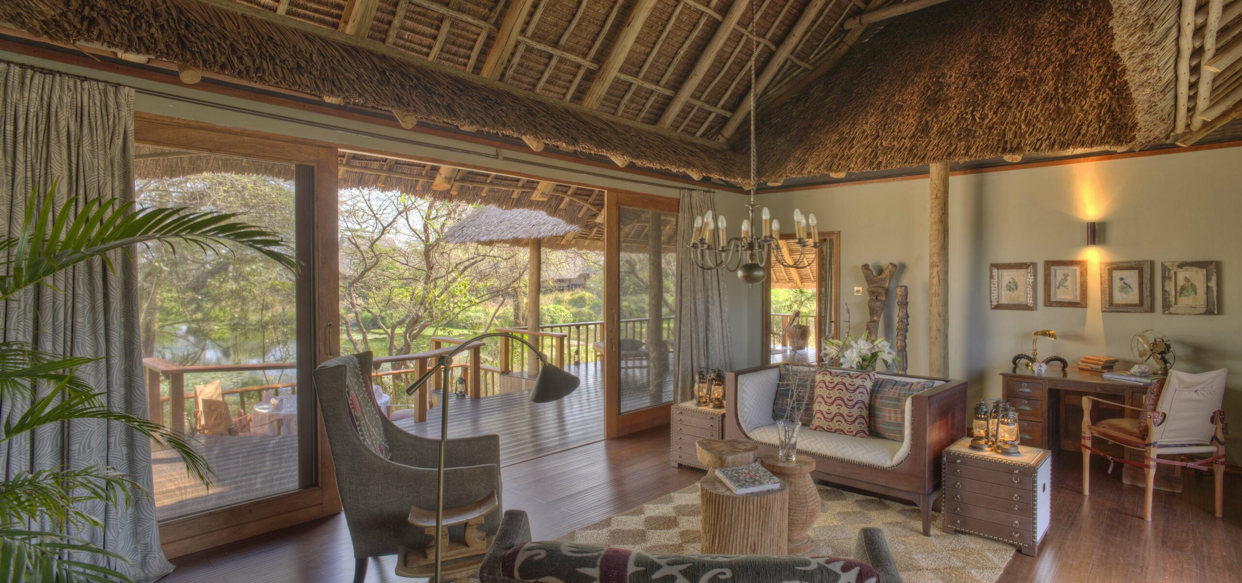luxury-family-suite-lounge (1)